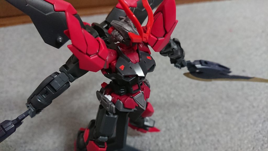 めっちゃ目立ってた頭部と腰をグレーで塗ってアンテナを戦国アストレイの奴にしました