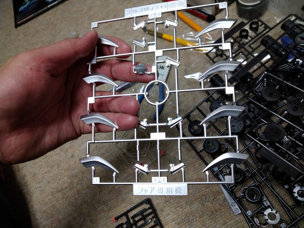 量産型と違う部位は爪が4本。