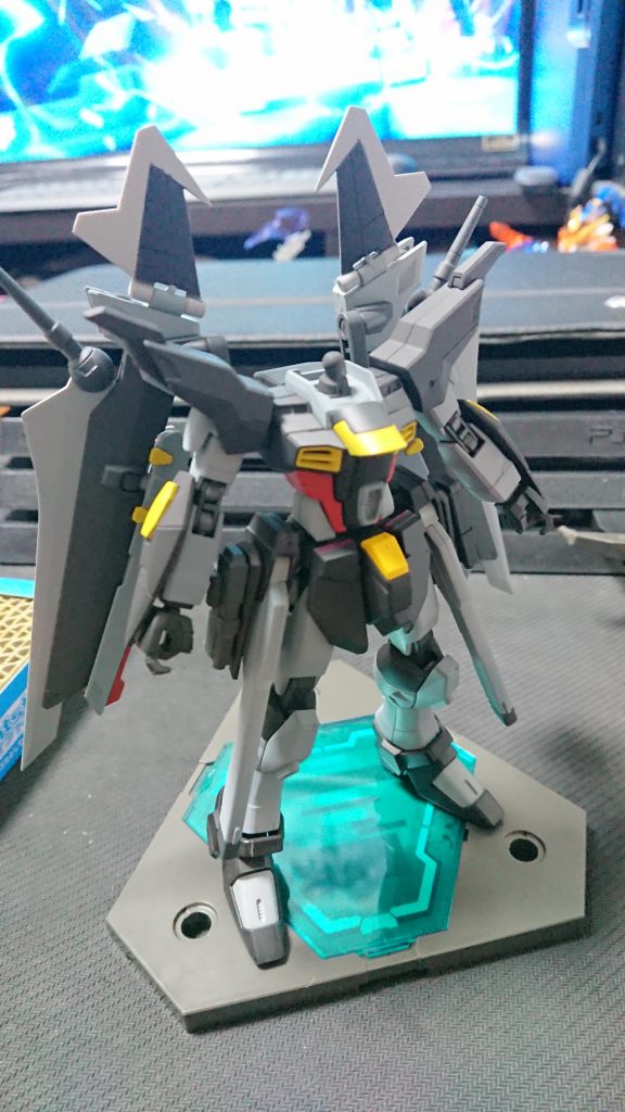 HGストライクノワールガンダムの頭部パーツの取り付きが甘かったので。
ラブファントムの余剰パーツにストライクフリーダムの頭部パーツがあったので、アンテナはノワール頭部はストライクフリーダムでミキシング
決して塗装後にノワールの頭部パーツを無くしたから作り直した訳ではありません!!
中学時代にストライクノワールに心を奪われ気がつけば社会人。
好きな機体は数え切れませんが
好きという気持ちを今も変わらず不器用ながら作成しとても楽しかったです。
最後まで読んでくれてありがとうございます。