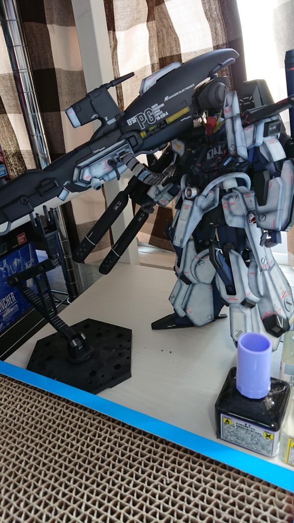 ハイパーメガカノンが重すぎて右側が下がってくるので今んとこアクションベースで支えてます。