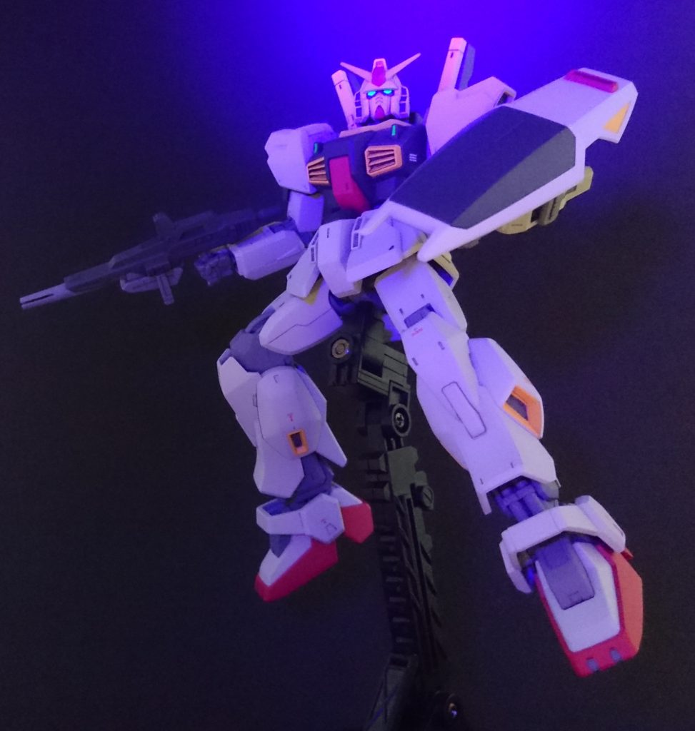 ツインアイには蛍光塗料を塗っているので、ブラックライトで照らすと明るく発光してくれます。