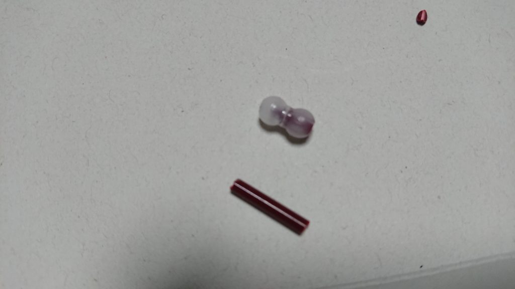 付け方は簡単。
PCパーツの間に『いらないランナー』を繋げます。