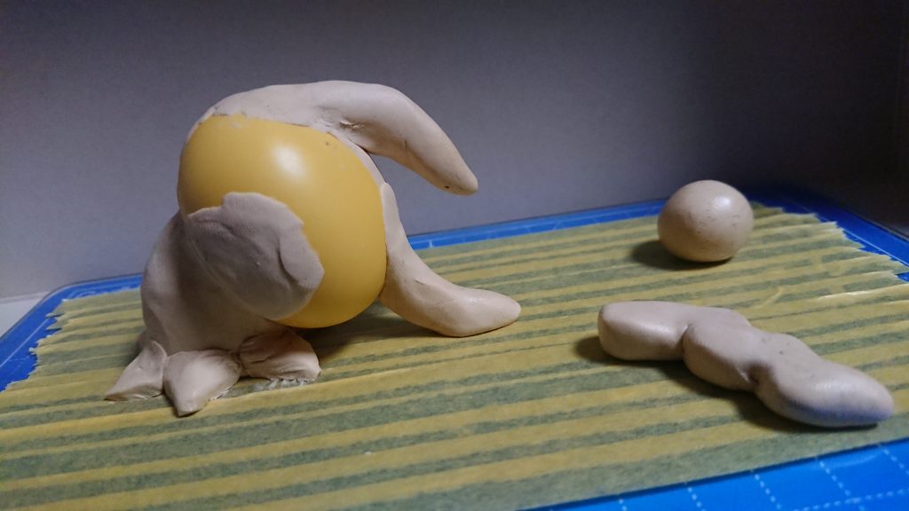 『こんな感じかな?』程度にパテを盛ります。
マットにマスキングテープをやってから盛ったほうが後々楽ですよ(*´∀`)♪