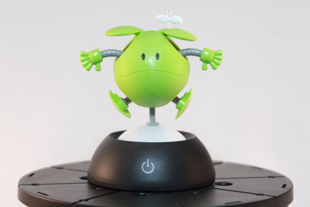 ハロと100均ライトです。葉っぱはプラ棒とプラ板切削で作製