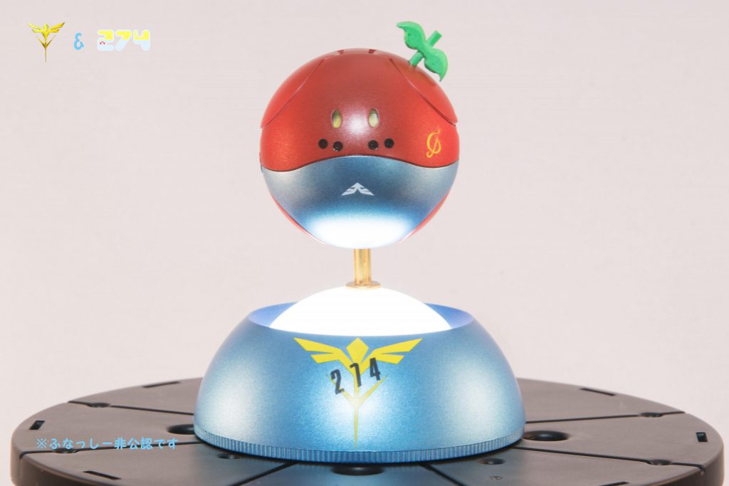 ピカーンと目が光って、台座からライトアップします