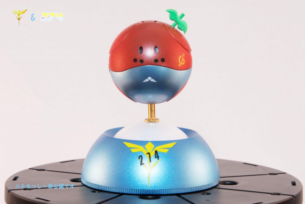 ふなっしーの葉っぱとチーク。リボンにはデカール。左ほっぺにシャアマーク。
台座にジオンマークと２７４～。
台座の『２７４』を指で押すと～。。。