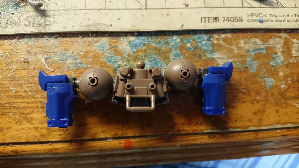 両肩の球体状のパーツは、肩の高さを合わせる為に切り欠きを拡大しています。目安は「肩の球体状のパーツの合わせ目に走っているディテール」と「肩のジョイント」が垂直になる辺り。