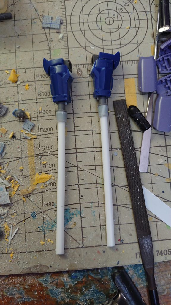 前腕は旧版ガンダムジェミナスの物をベースに、肘(?)の角度を確実に固定できる様に改造。つーか、あんな所にバーニアがあるのでは肘を伸ばせないだろうし。