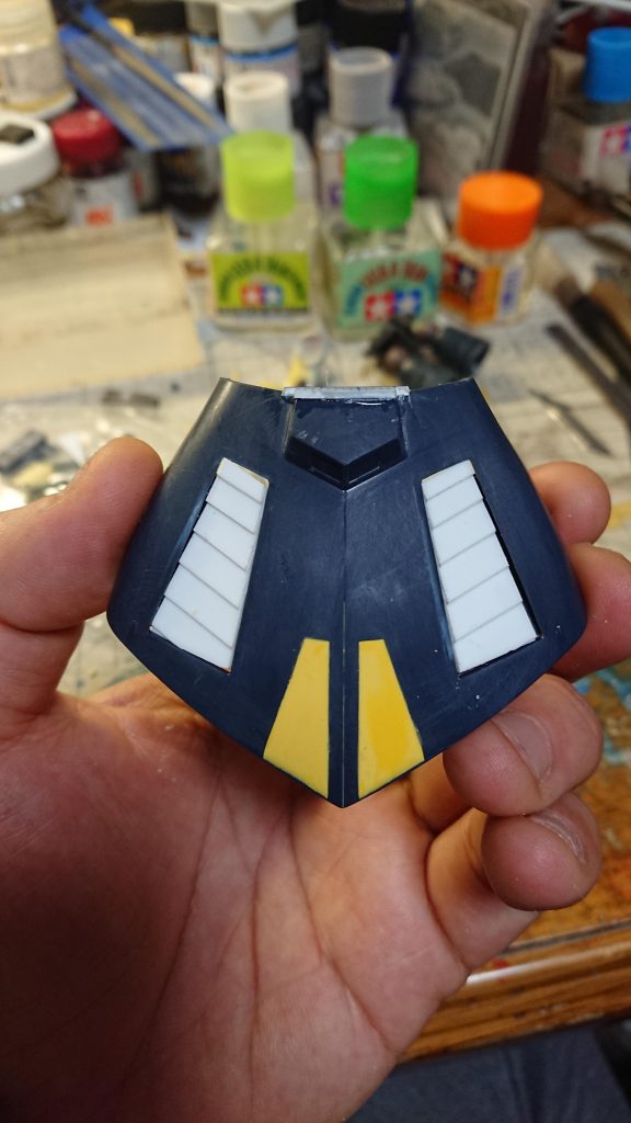 肥大化したリヤスカートはHGUCドライセンの物を改造。大きさと形状はドライセンがドンピシャなのですが、ディテールが近似なのはリック・ドム2という…