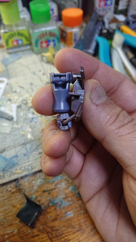 シールドを肩でなく左手で構える際、写真の様に位置を決める必要があります。キットのグリップにそれだけの保持力がある訳でもないので…