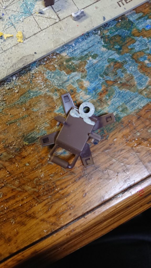 今回は磁石を使って吸着させる事にしました。シールド側の穴をネオジム磁石の大きさに合わせ、左肘には吸着させる為の虫ピンを埋め込んでいます。