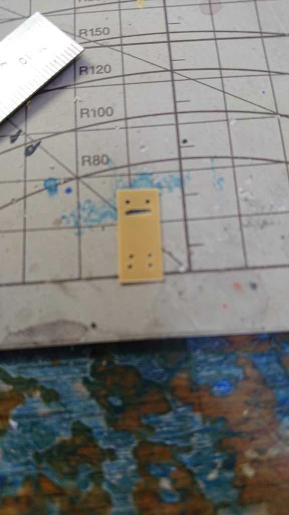 後はＧリーオー01と同様の弾倉カートリッジを自作した程度。薄手のプラ板にディテールを刻み、それを利用して積層するだけです。