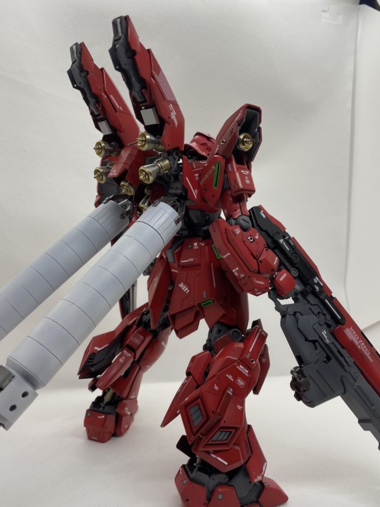 バックショット。
今回は奮発してメタルバーニアを使ってみました。
バックパックはボリュームを出すためにプロペラントタンクからブースターに、ウイングを1部別パーツを組み込んでいます。