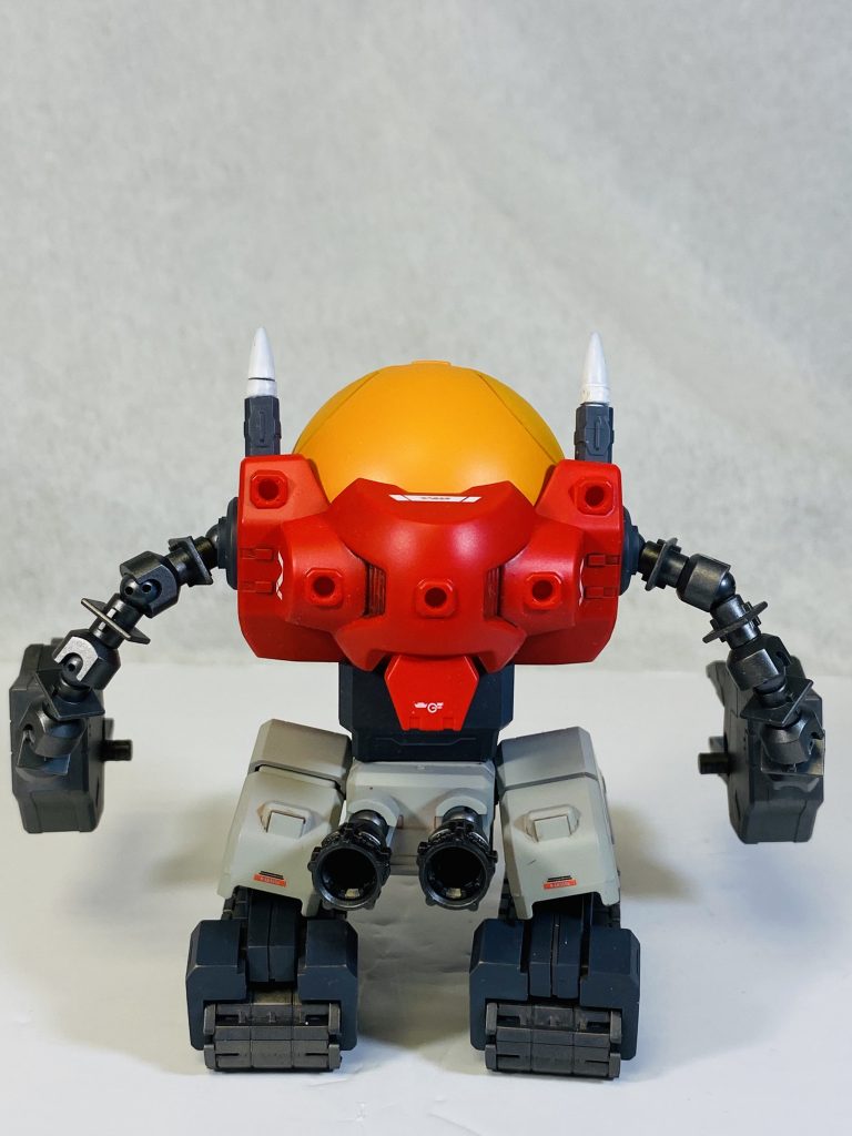 前後、横から フレキシブルアームはもちろん、脚部とキャタピラの接続部分も多重関節で
見た目以上に可動します。