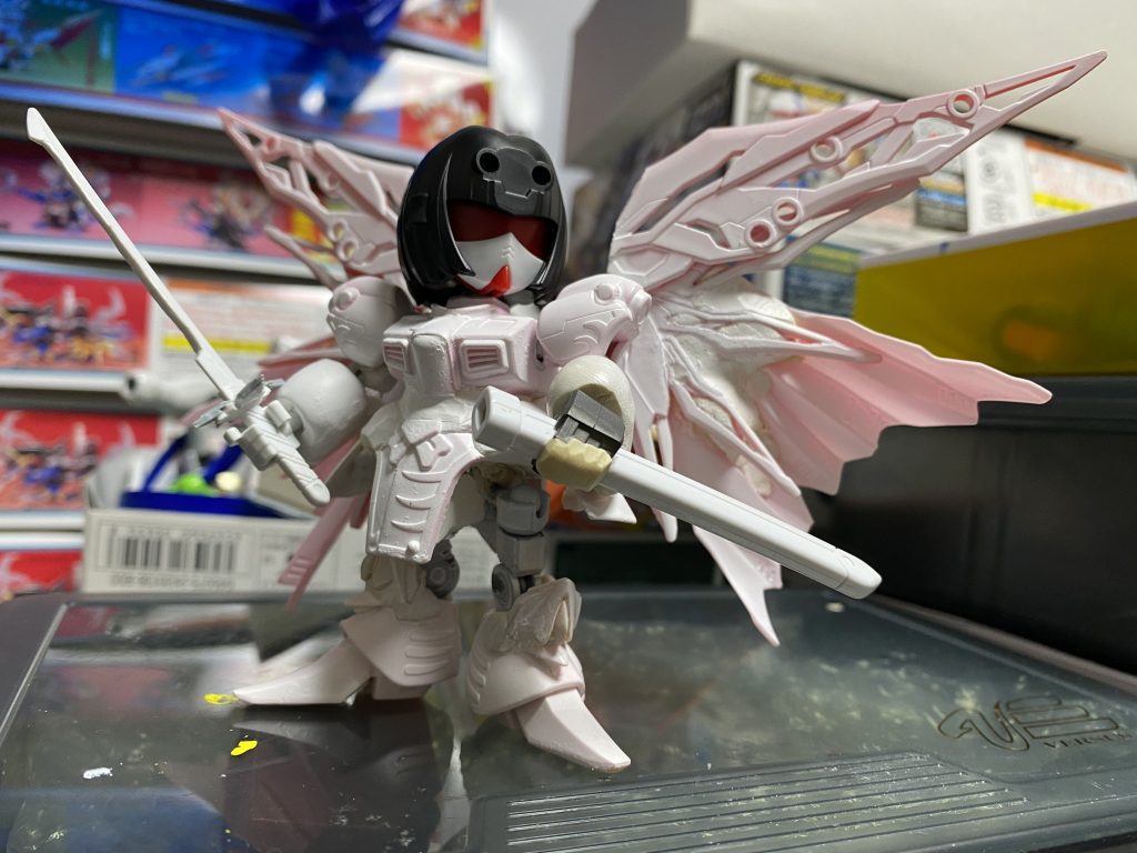 サフ。瞳も貂蝉キュベレイに差し替え。ガンダムマーカーエアブラシ初使用!