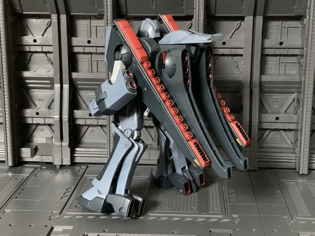 このキットの不満点としては
・頭部がすんごい簡略化されて造形されてる
・腕回りの関節が全てプラ軸
・変形の都合で膝が曲がらない
・ハイパーナックルバスターの動力パイプのモールド位置が左右でズレてる
・各部バーニア穴が再現されてない箇所がちらほらetc
ここら辺も踏まえてガンスタに投稿されている作品を参考にしつつ改造を加えました。