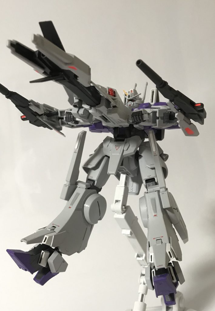 追加武装②メガ・ランチャー・スラスター。

サプレッサーじゃない普通のシルヴァ・バレトに装備されているシールドを改造したもの。
UC系MSの特徴である背中シールドを可能とし、ドーベン・ウルフの構えを再現できるよう改造を行いました。

知っている人がいたら嬉しいですが、銃身は月のローズセラヴィーからアイデアを得ました。