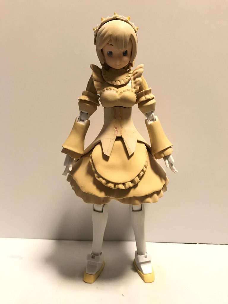 スカートの造形と肩のフリルは油ねんどで形を作ってからエポパテを1ミリ厚で盛っています。すべてエポパテで盛っているエプロン、フリルは1ミリ厚での造形です。
腕と太もものフリルは別パーツ化してます