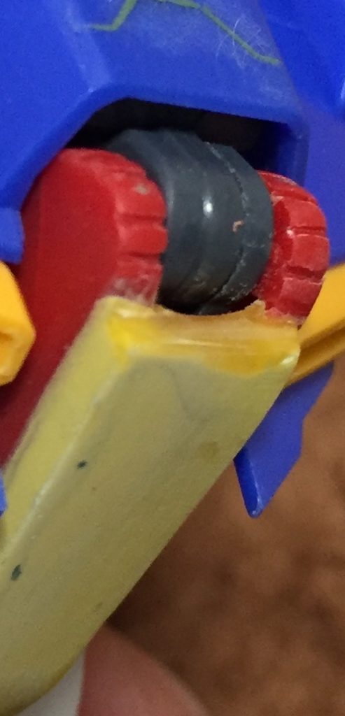 パテでコックピットの周りを少し厚くしモールドを追加しました。