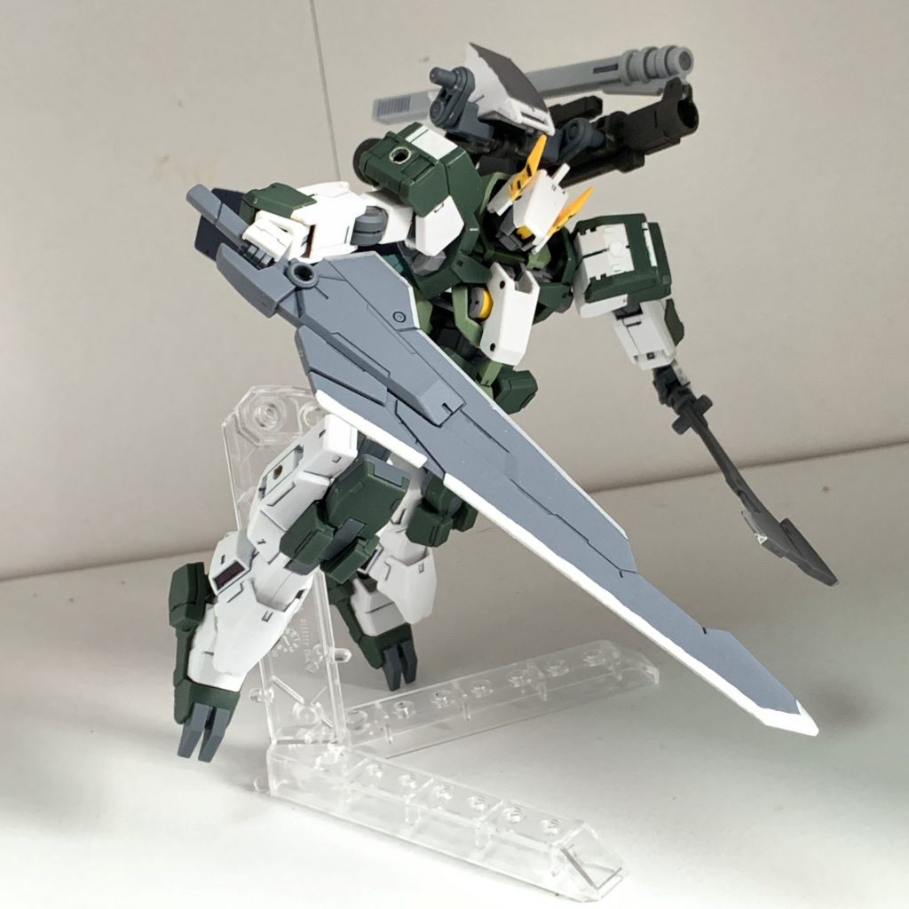 基本装備グレイズライフル、折りたたみ式長距離レールガン、バスターソード、バトルアックス