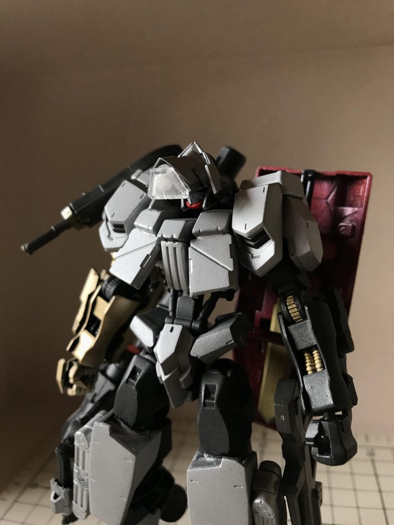 さらに頭部装甲は回転する事で超遠距離での狙撃にも対応する。