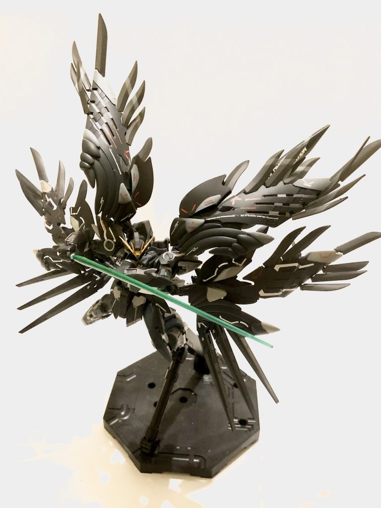 ビームサーベル// ウイングガンダムゼロカスタムの装備時より出力がやや高く刀身が長い。