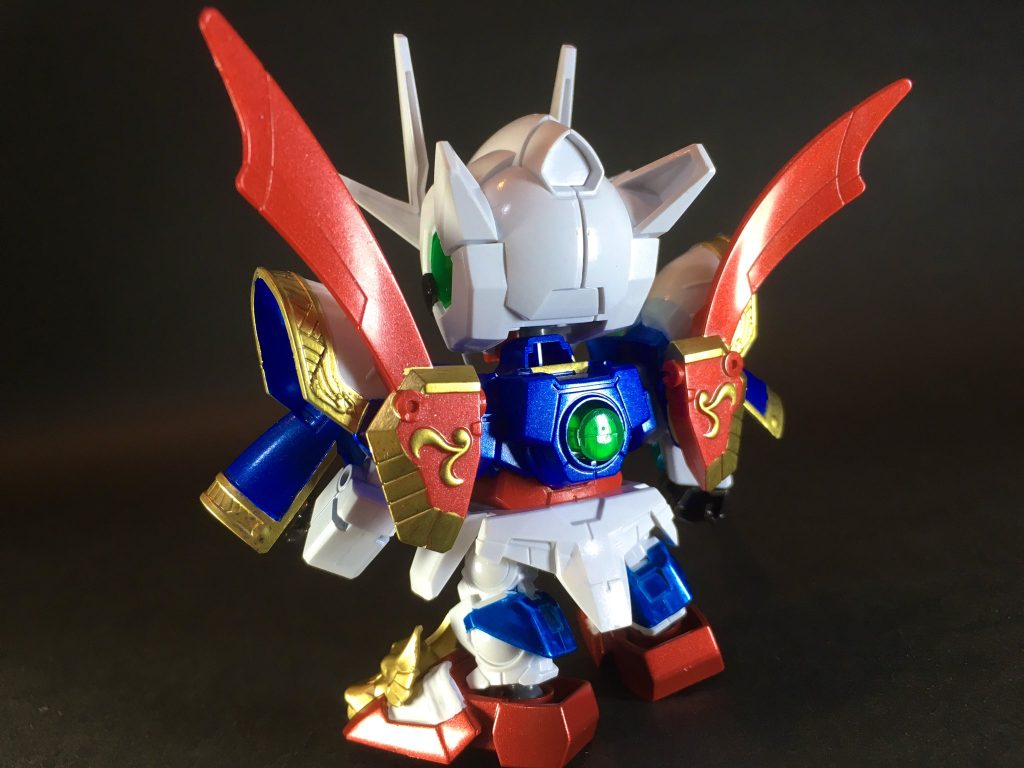 〜〜〜〜〜〜〜〜〜〜〜〜
SDガンダム三国伝リスペクトのオリジナル設定『春秋戦国伝』の十一体目です。
中国春秋時代の魯の思想家、孔子をモチーフに製作しました。
演者はダブルオークアンタ。
劇中の戦闘に依らず対話を通じて分かり合う事を目的とした機体コンセプトと、孔子が目指した平和社会の希求にシンクロする部分を感じて演者設定しました。
儒学の始祖である孔子は、長い髭を生やした仙人のような御老体がイメージされがちと思いますが、そちらは晩年の姿で、実際には三十代の若い頃から政治家として精力的に活躍した事績が知られています。
特に壮年期、足掛け十三年にも及ぶ諸国巡遊の旅を行い、危険を省みず命懸けで自らの政治思想を説いて回ったというアグレッシブな一面も有しています。