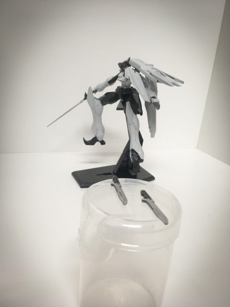 スローイングダガー 
本機の各部に懸架される投擲用のダガー。 
その名の通り投擲に適した形状に特化しており、主に牽制や不意打ちに用いられる。