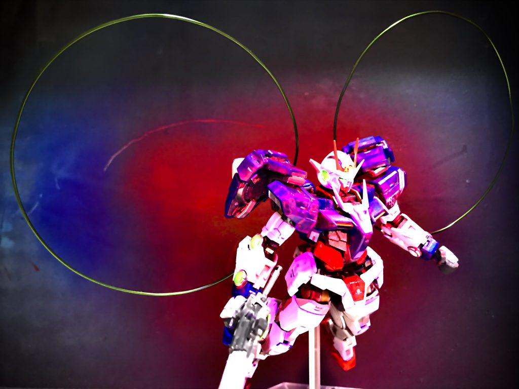 後ろに緑の輪っかができるシーンの再現です。なにか違う気もしますが、ぜひ少年の心で…汗
輪っかは、100円ショップで調達した緑色の針金で作りました。