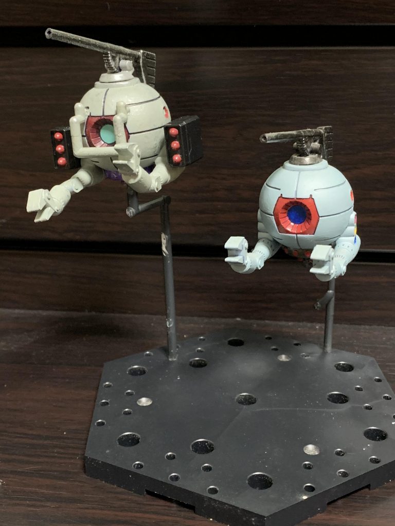 昔作ったノーマルと比較。
主砲は良い代替え品がなかったためそのままですが、フロントガードはガンダムのランナー、３連ミサイルポッドはSDCSのザクIIから流用しました。
ロケットを付けてG-3を牽引できるような設定にしてみても面白いかも。