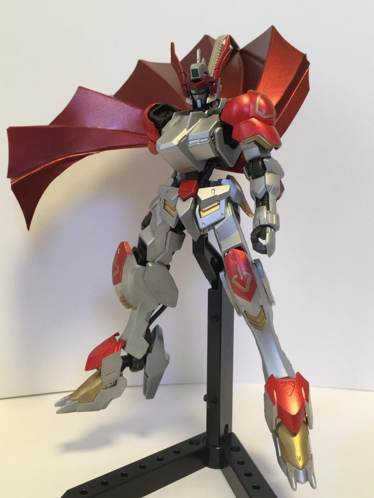 粒子貯蔵外套:ロンディニュウム
エイハブ粒子を貯蔵する紅の外套(マント )。貯蔵されているエイハブ粒子を開放することで、機体性能や武装の瞬間強化を行うことができる。粒子を使い切ると色が紅→白と変化する。