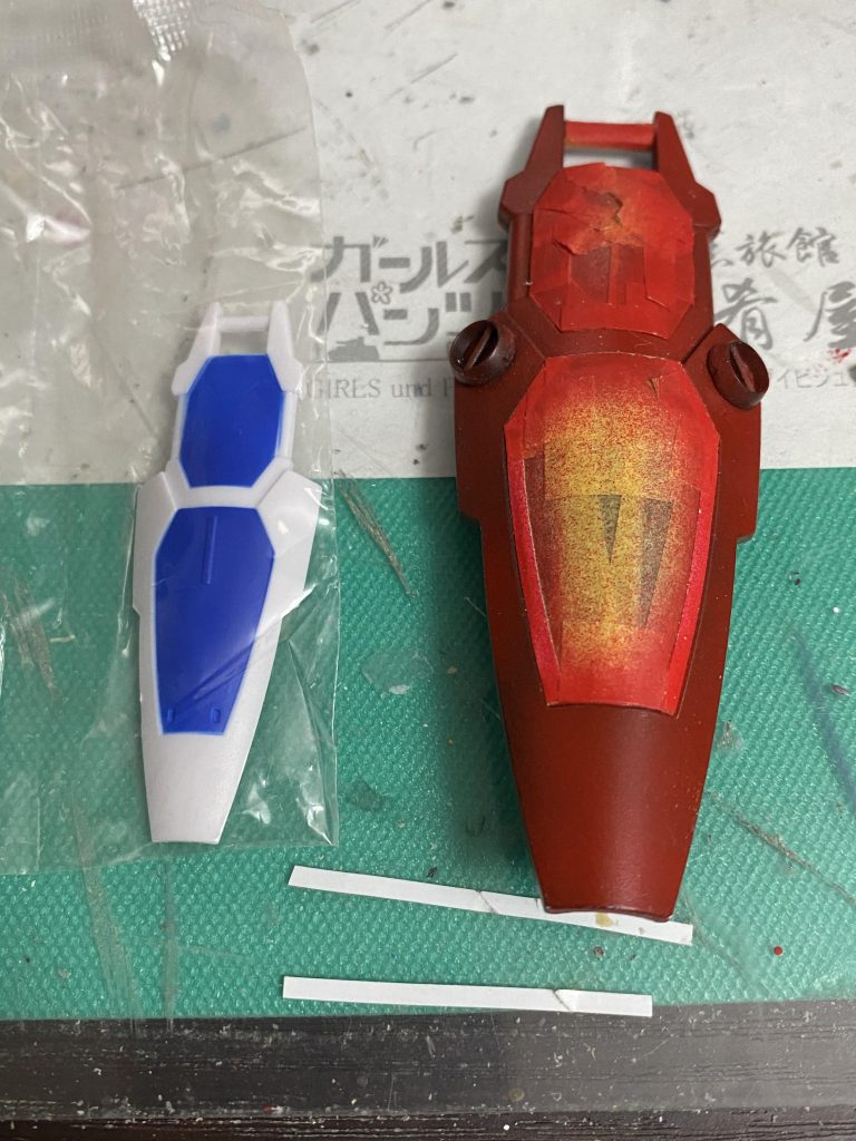 シールドは、SDガンダムGP01のシールドが小さすぎるので、食玩のユニバーサルユニットから拝借しようかと思いましたが、これも小さくて。
結局、HGのを縮めることに。