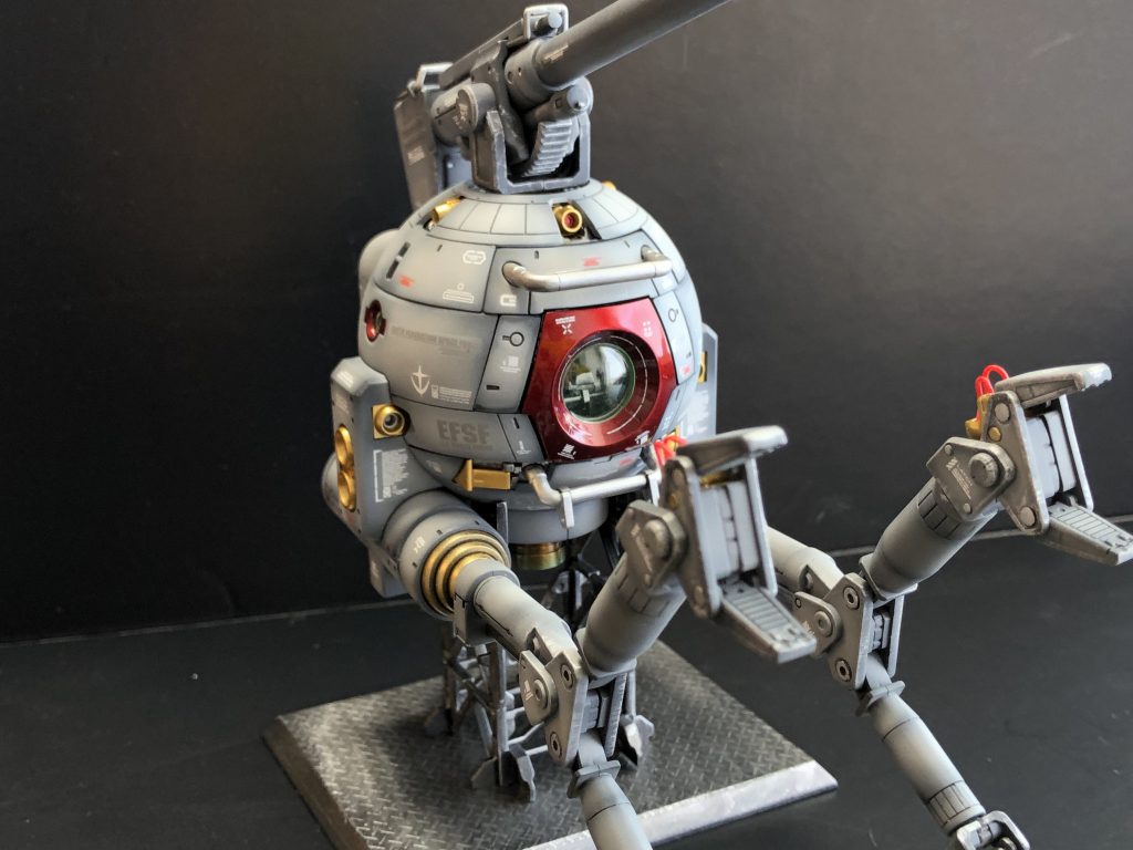 正面少し斜めからのショット。表面処理を丁寧に行いました。外装は黒サフ立ち上げのニュートラルグレーにてグラデーションをかけました。赤の部分はレッドのキャンディー塗装にして外装から見える部分は濃い目に塗装しました⭐️デカールは多めに貼るのが私の好みでガンダムデカールとコーションデカールを使っています。