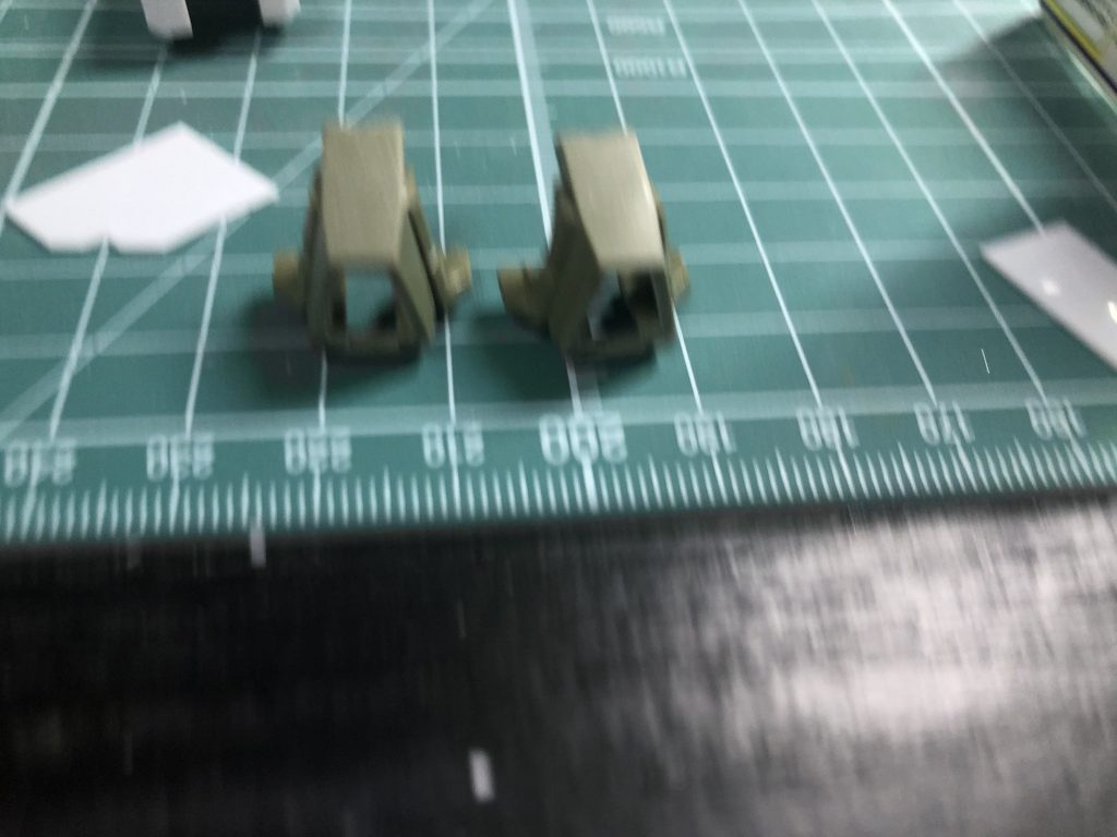 ジンクスの膝パーツをホビーのこでカット。画像はめちゃめちゃブレてます…