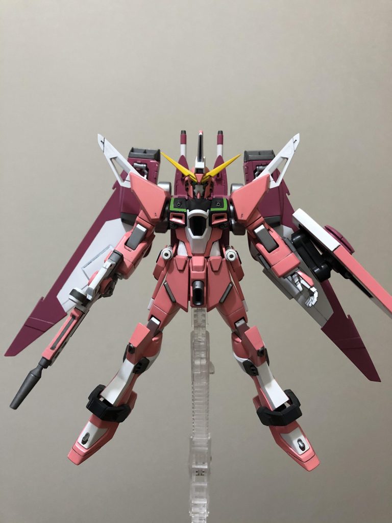 正面
主な工作として、トサカの白部分を削り込み小型化、アンテナのシャープ化、胴体1.2ミリ膝で2.4ミリ延長、翼の延長、肩関節のボールジョイント化、ビームブーメランの脱着化、ファトゥムの稼働箇所の追加、スネ全面の合わせ目消しの為の後ハメ工作、平手と連結したビームサーベルは旧キットHGストライクフリーダムから流用
エアブラシによる全塗装です。