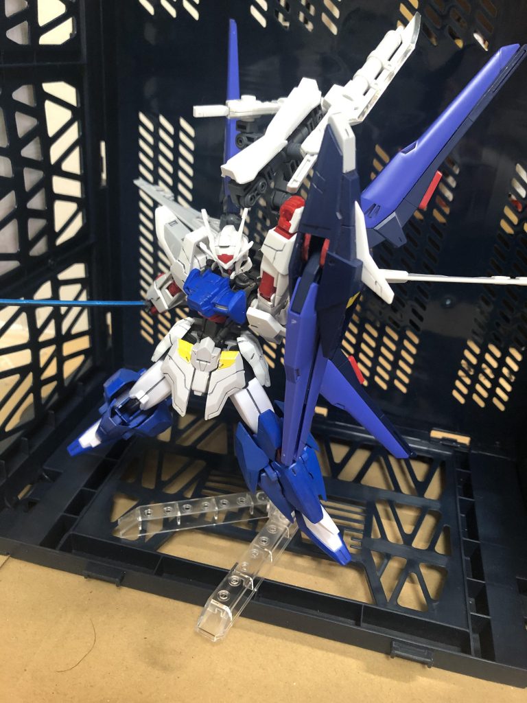 他にも武装があり背中のアームにある二本のソードとアーマーシュナイダーを二本装備しています
