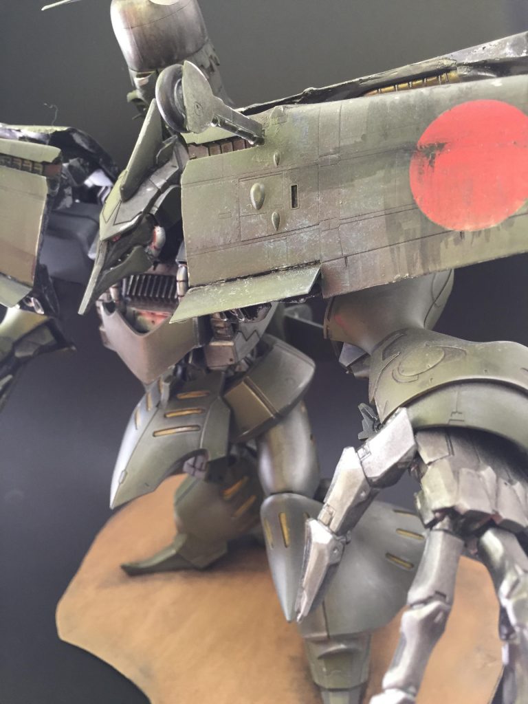 背中に機体を背負う都合上、後頭部を短くしてヘッド部ノーズを延長しました。