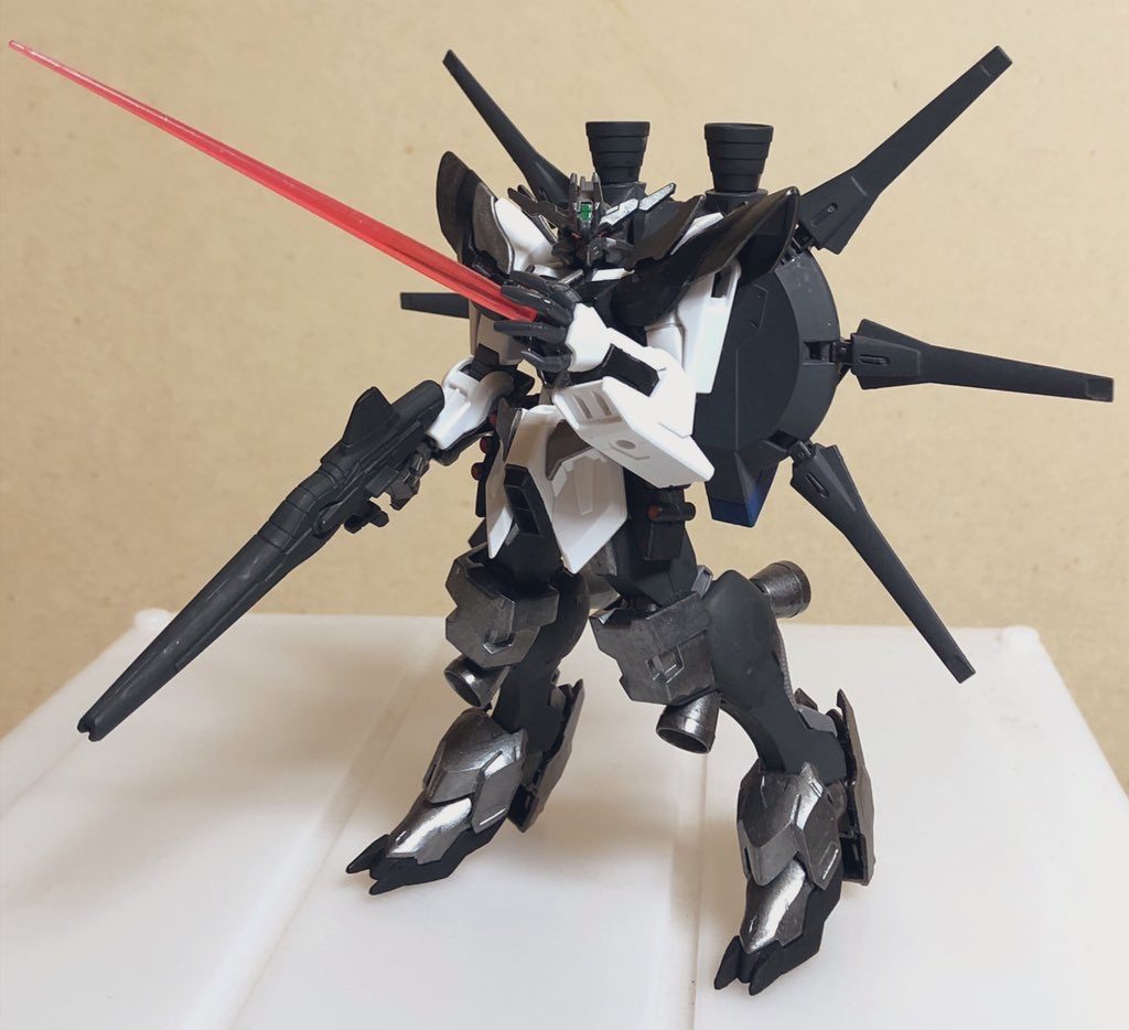 左手首はガンダムレギルスのを使っていて、手のひらにビームガンが撃ててビームサーベルも使える設定にしています。