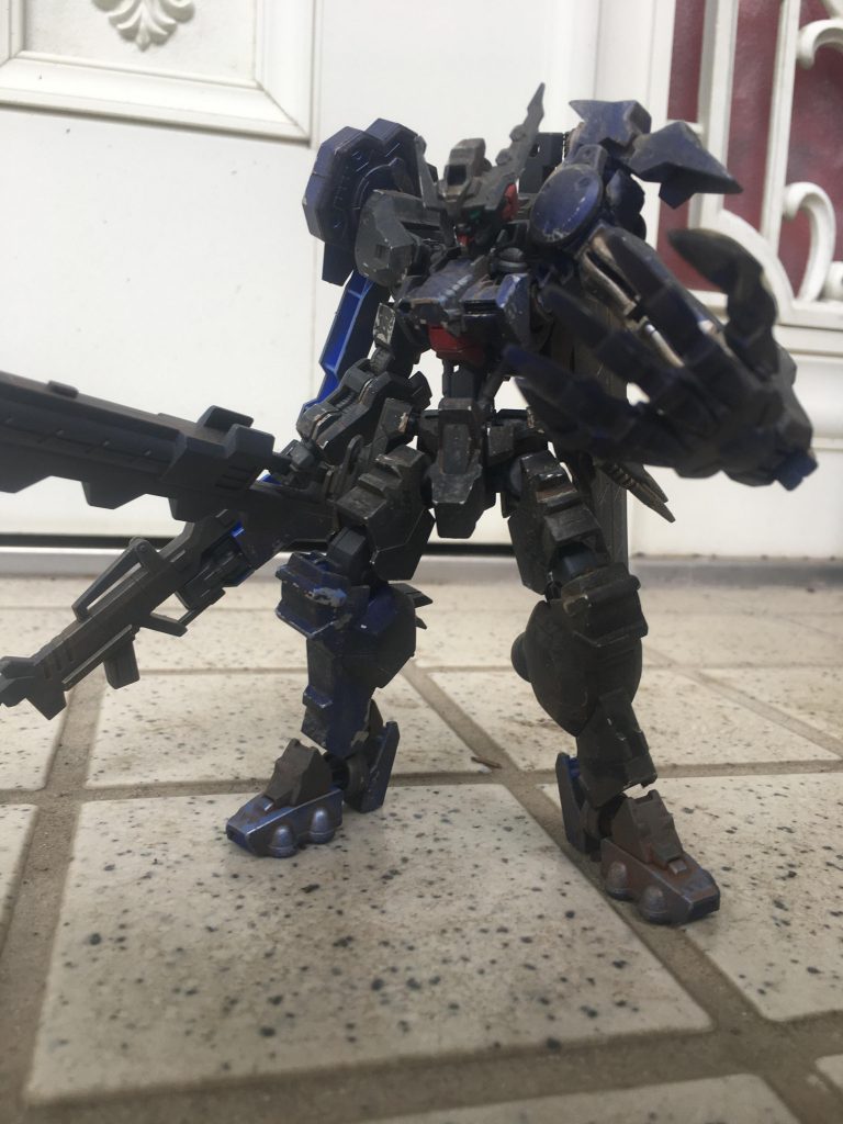 鉄血の泥臭いイメージを考えて、シリコンバリアを使ってのチッピングで塗装剥げ、ウェザリングで仕上げました。