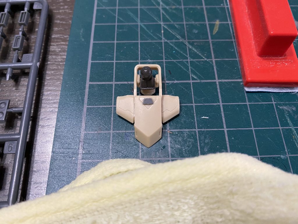 胸には筋彫りをしてディテールアップパーツを貼りました