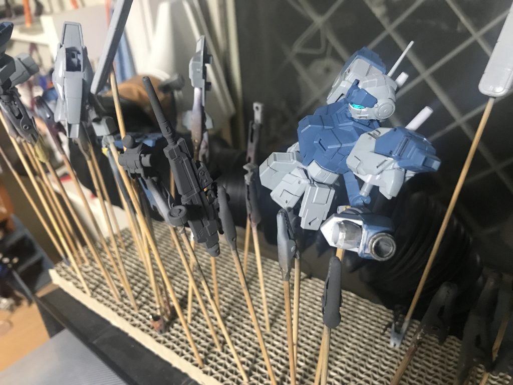 エアブラシ塗装。新水性ホビーカラーのエアクラフトグレーとミディアムブルーで塗装しました