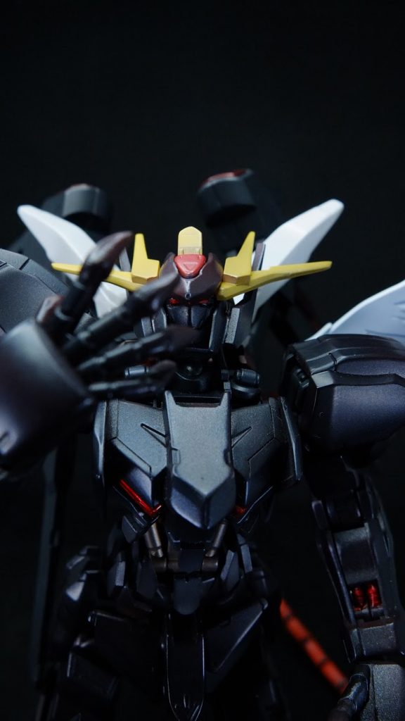 僅かな光でも反射させたかったので一部の赤いパーツは塗装せずにシルバー下地にレッドクリアシートを被せています