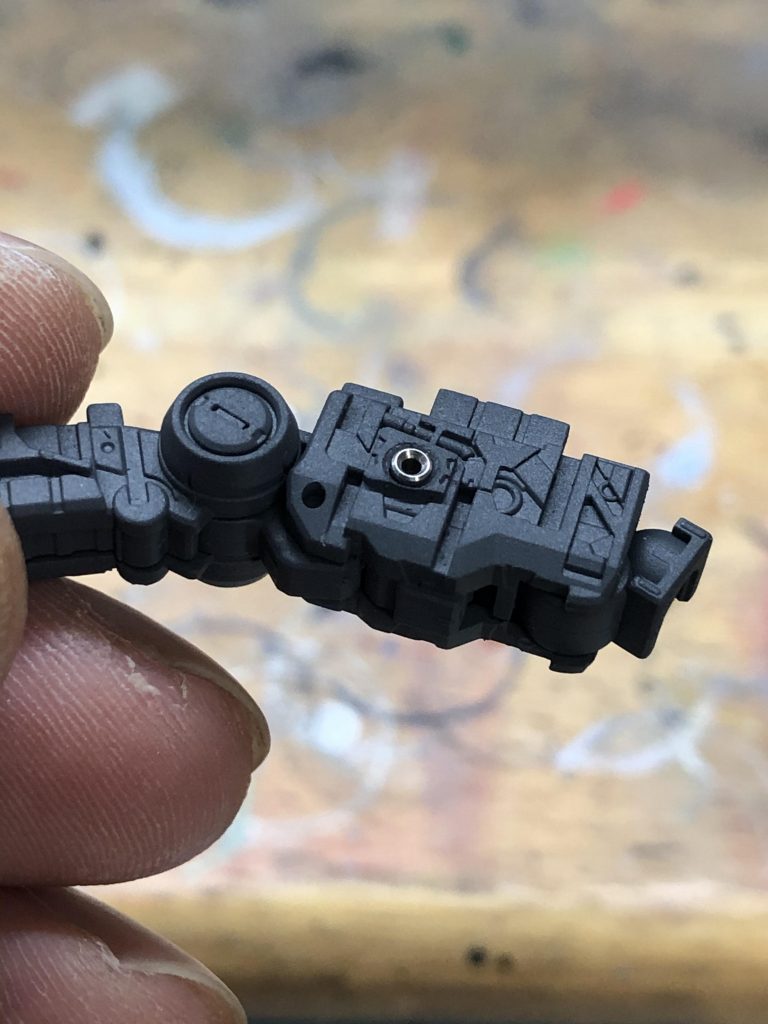 腕のスラスターは、切り落としてメタルパーツに変更です！