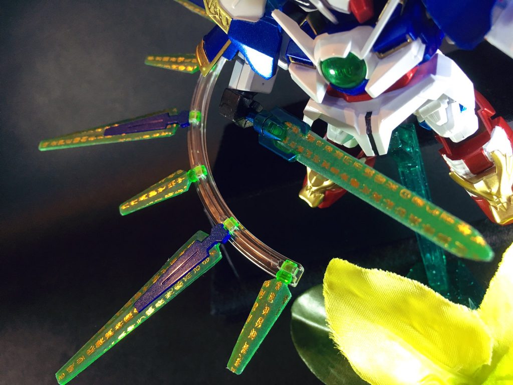 『GNソード礼記』
敵を斬るためでなく、協調と和平を尊ぶ休戦の儀礼に用いるための宝剣。
徳治主義的王道政治を布いた周王朝時代の威徳復古を志し、歴史と伝統ある仁義・礼節を究めた聖典の金言が刻まれている。」