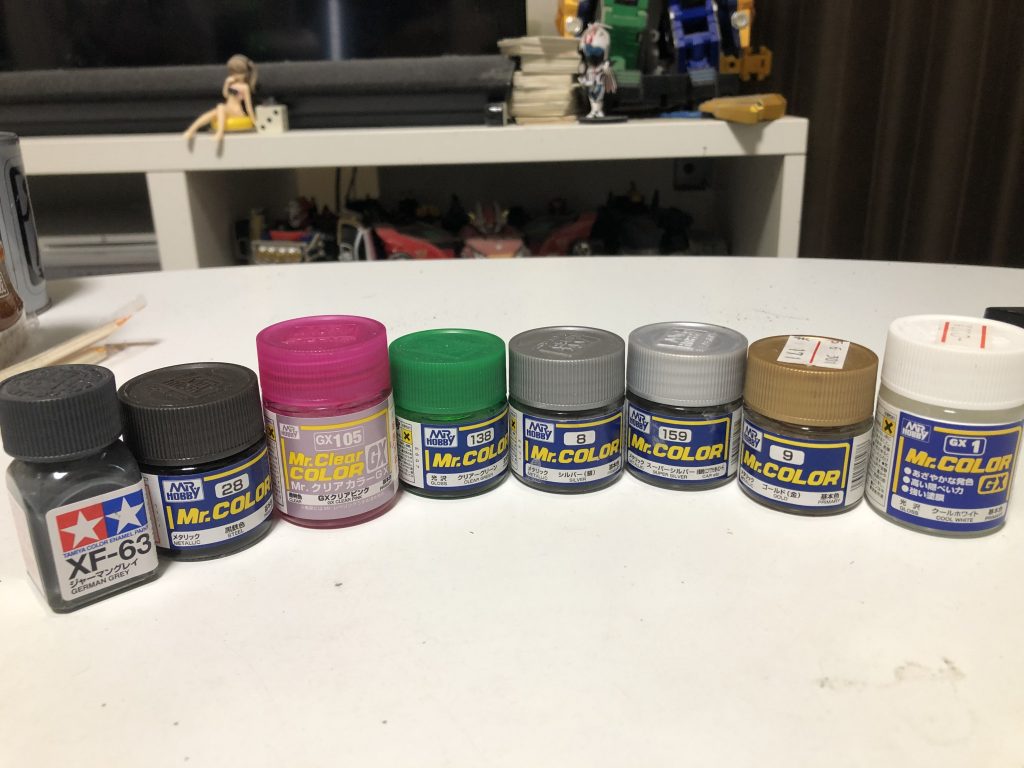 最後に、今回使用した塗料です。
ガンダムベースくらいでしかまともに買えないキットでしたので、ウキウキしながら作成しました。
クリアグリーン垂らしまくった際には絶望もしました。
最終的には満足できる仕上がりとなり、とっても嬉しい気持ちです。
これからも頑張って腕を磨きますので、宜しくお願い致します。