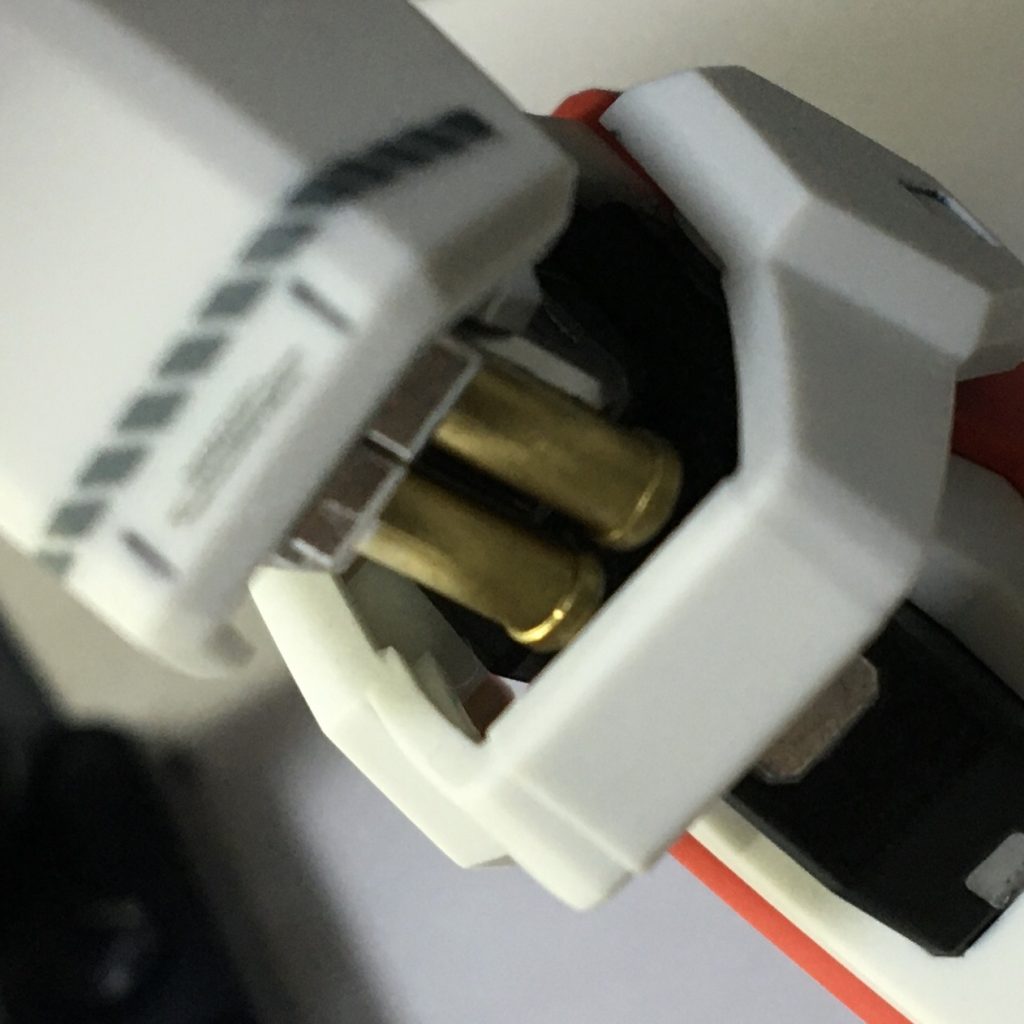 シリンダーを金や銀で塗装。ガンダムマーカーでの部分塗装です。