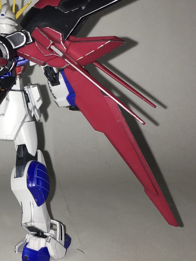 GNブレイド。実体の剣と盾から成り立つ複合兵装。トランザム状態では切れ味が増す。