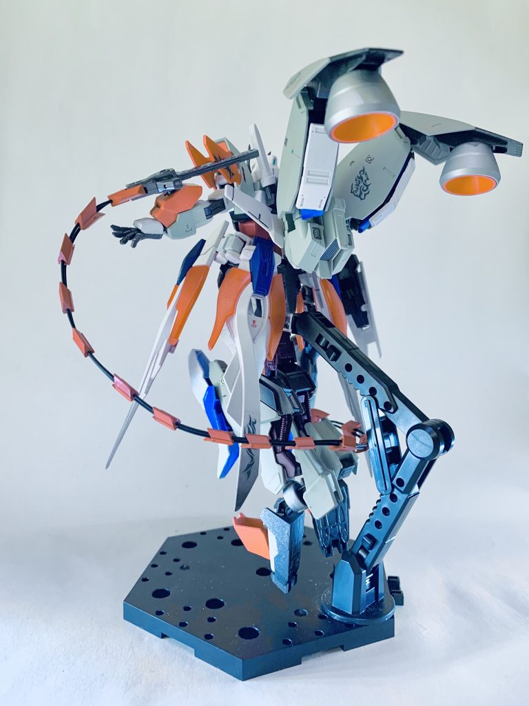 背中のバーニアのダクトはサザビーのものを使用。
兎に角デッカイのをつけたかったのでw