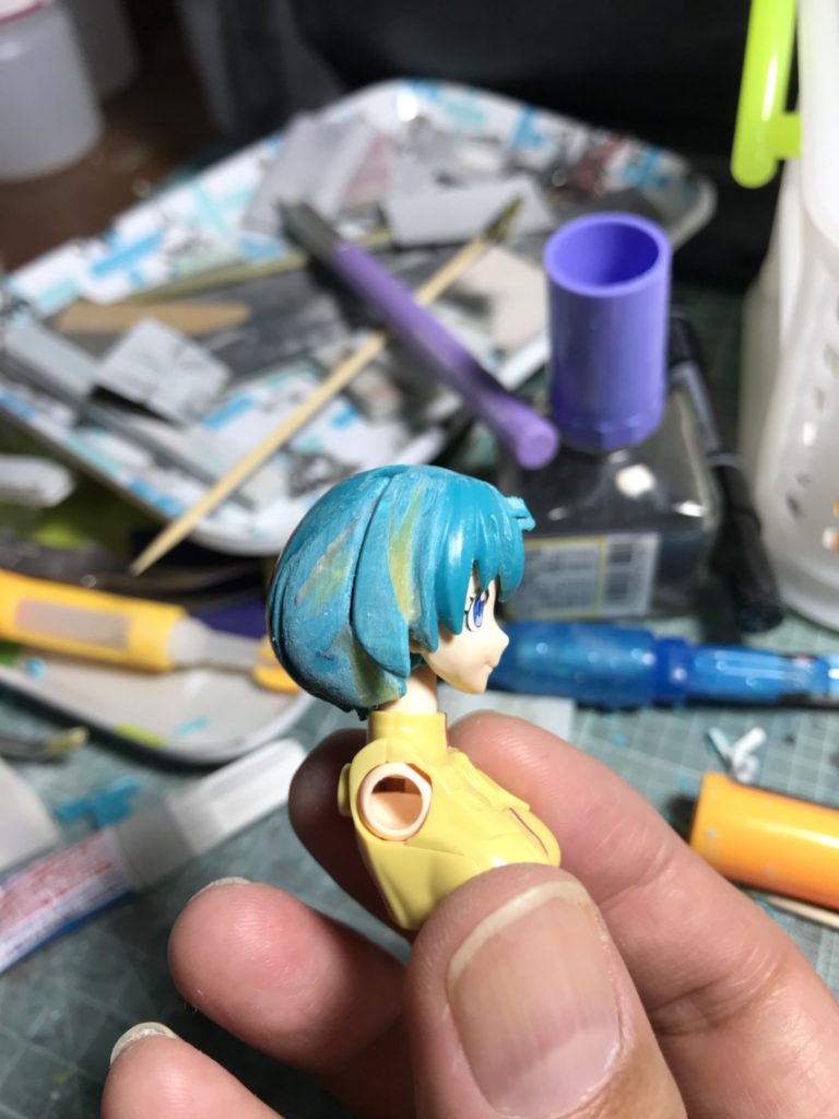 髪の毛のハネは削って、光硬化パテで成形しました