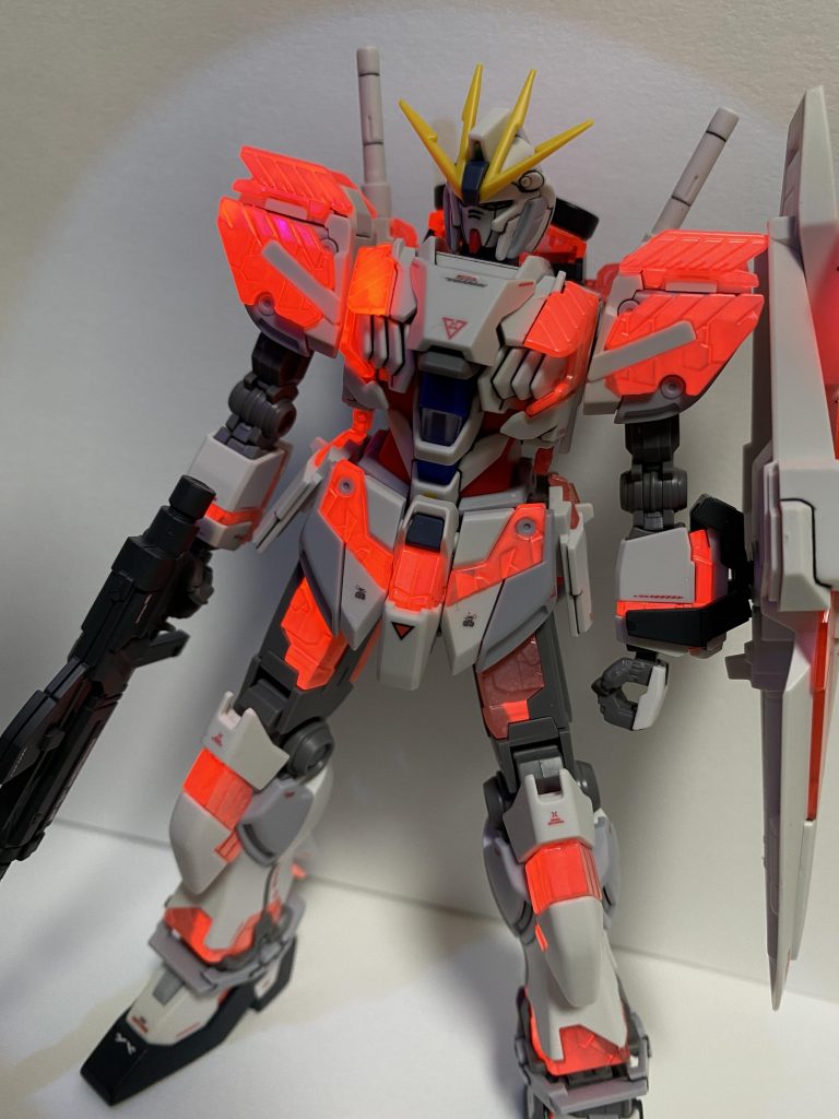 暗闇で光らせてもカッコイイですが、明るいところで光らせると優しい感じがしてこちらも好みです😊